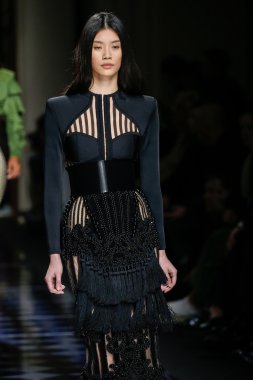 Balmain gösterisi olarak Paris moda haftası