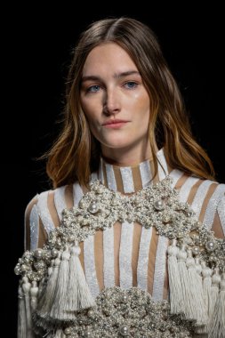 Balmain gösterisi olarak Paris moda haftası