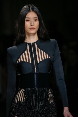 Balmain gösterisi olarak Paris moda haftası