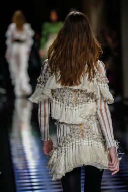 Balmain gösterisi olarak Paris moda haftası