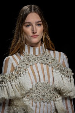 Balmain gösterisi olarak Paris moda haftası