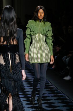 Ysaunny Brito Balmain gösterisi sırasında podyumda yürüyor.