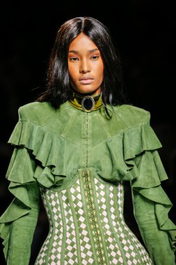 Ysaunny Brito Balmain gösterisi sırasında podyumda yürüyor.