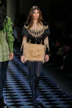 Balmain gösterisi olarak Paris moda haftası