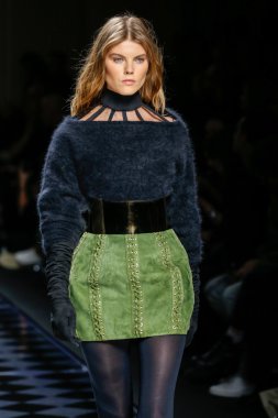 Balmain gösterisi olarak Paris moda haftası