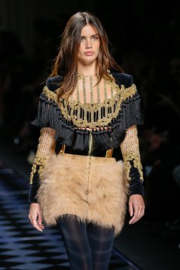 Balmain gösterisi olarak Paris moda haftası
