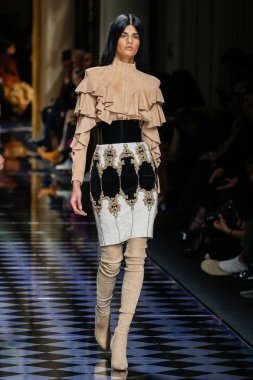 Balmain gösterisi olarak Paris moda haftası