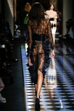 Balmain gösterisi olarak Paris moda haftası