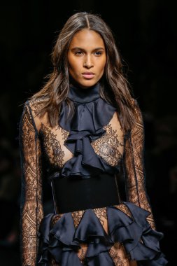 Balmain gösterisi olarak Paris moda haftası
