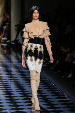 Balmain gösterisi olarak Paris moda haftası