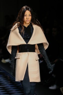 Balmain gösterisi olarak Paris moda haftası