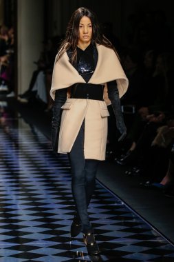 Balmain gösterisi olarak Paris moda haftası