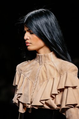 Balmain gösterisi olarak Paris moda haftası