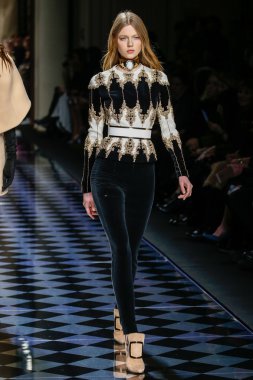 Balmain gösterisi olarak Paris moda haftası