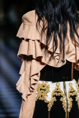 Balmain gösterisi olarak Paris moda haftası