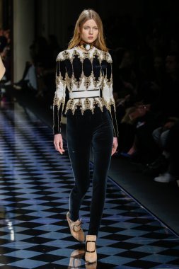 Balmain gösterisi olarak Paris moda haftası