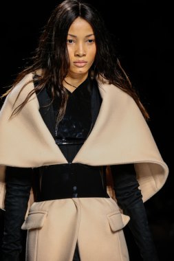 Balmain gösterisi olarak Paris moda haftası