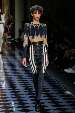 Balmain gösterisi olarak Paris moda haftası