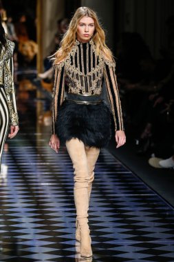 Balmain gösterisi olarak Paris moda haftası