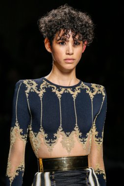 Balmain gösterisi olarak Paris moda haftası