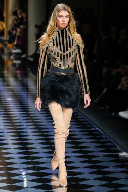 Balmain gösterisi olarak Paris moda haftası