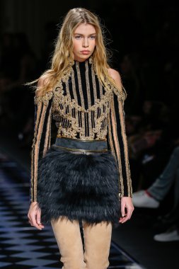 Balmain gösterisi olarak Paris moda haftası