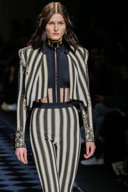 Balmain gösterisi olarak Paris moda haftası