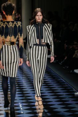 Balmain gösterisi olarak Paris moda haftası