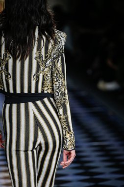 Balmain gösterisi olarak Paris moda haftası