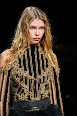 Balmain gösterisi olarak Paris moda haftası