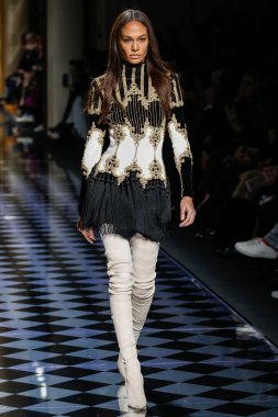 Balmain gösterisi olarak Paris moda haftası