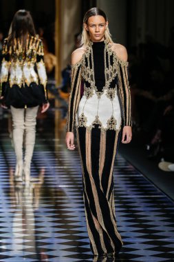 Binx Walton Balmain gösterisi sırasında pist yürüyor