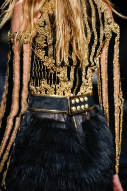 Balmain gösterisi olarak Paris moda haftası