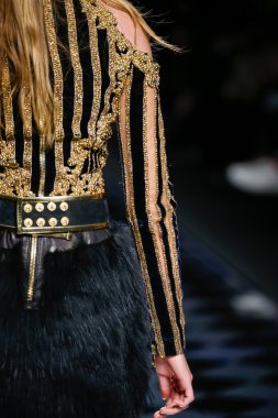Balmain gösterisi olarak Paris moda haftası