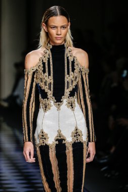 Binx Walton Balmain gösterisi sırasında pist yürüyor