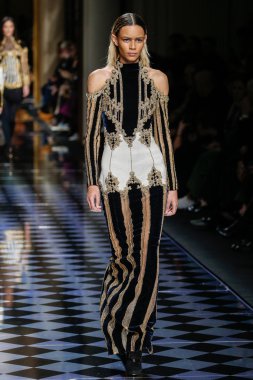 Binx Walton Balmain gösterisi sırasında pist yürüyor