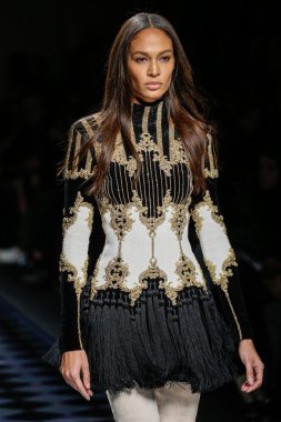 Balmain gösterisi olarak Paris moda haftası