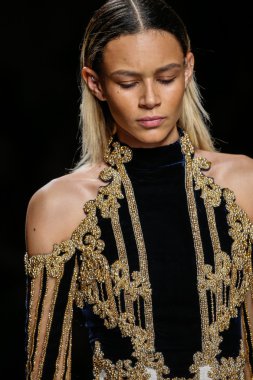 Binx Walton Balmain gösterisi sırasında pist yürüyor