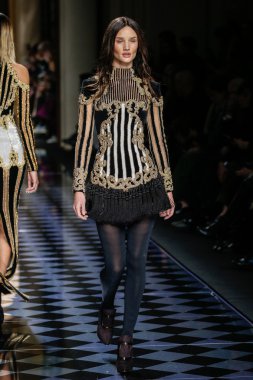 Balmain gösterisi olarak Paris moda haftası