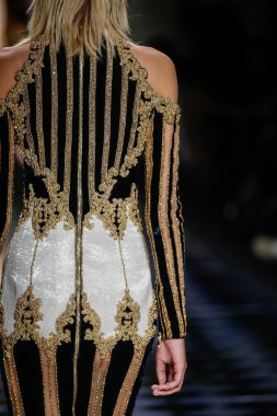 Binx Walton Balmain gösterisi sırasında pist yürüyor