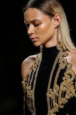 Binx Walton Balmain gösterisi sırasında pist yürüyor