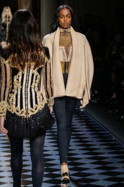 Balmain gösterisi olarak Paris moda haftası