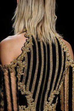 Binx Walton Balmain gösterisi sırasında pist yürüyor