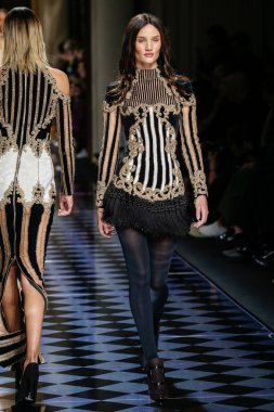 Balmain gösterisi olarak Paris moda haftası