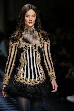 Balmain gösterisi olarak Paris moda haftası