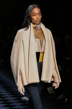 Balmain gösterisi olarak Paris moda haftası