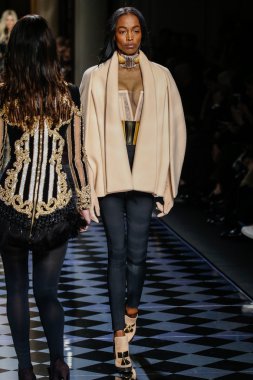 Balmain gösterisi olarak Paris moda haftası