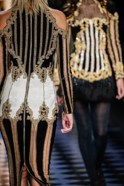 Binx Walton Balmain gösterisi sırasında pist yürüyor