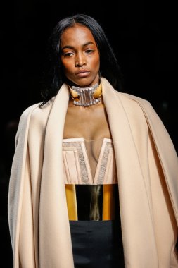 Balmain gösterisi olarak Paris moda haftası