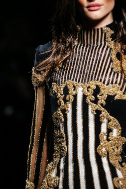 Balmain gösterisi olarak Paris moda haftası